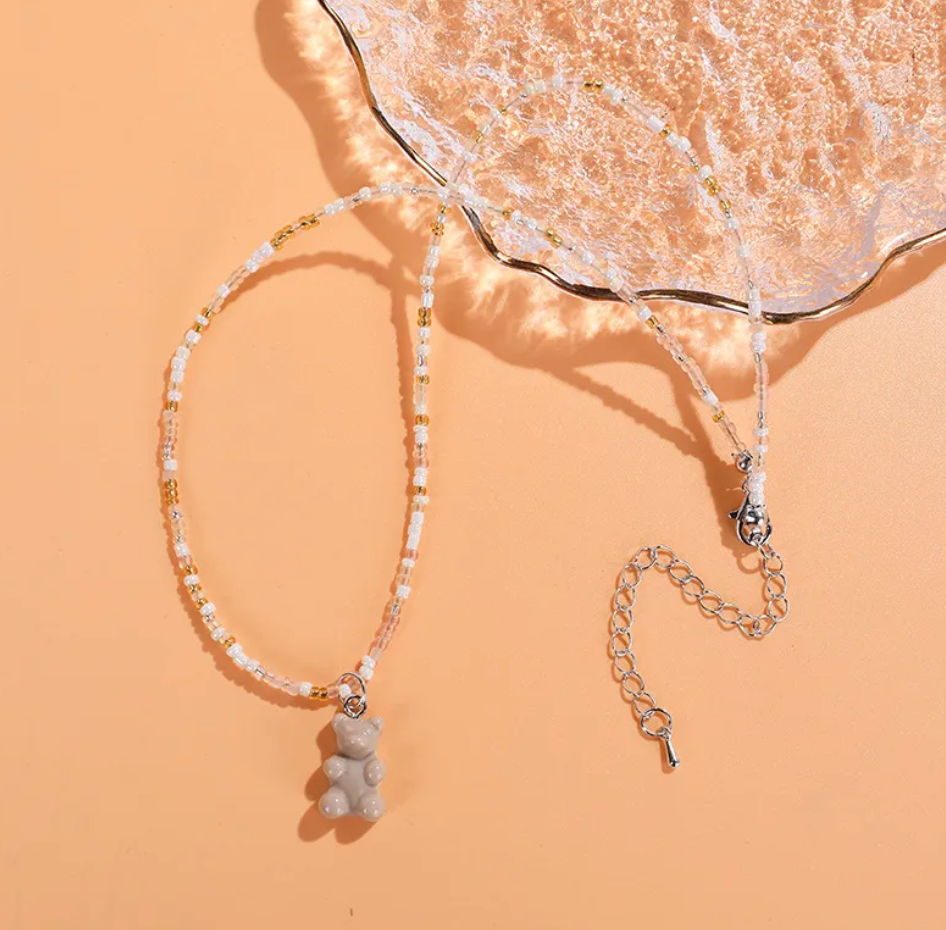 Perlen-Kette "Onna" mit Happy Bear Anhänger in Beige-Grau mit Glitzer