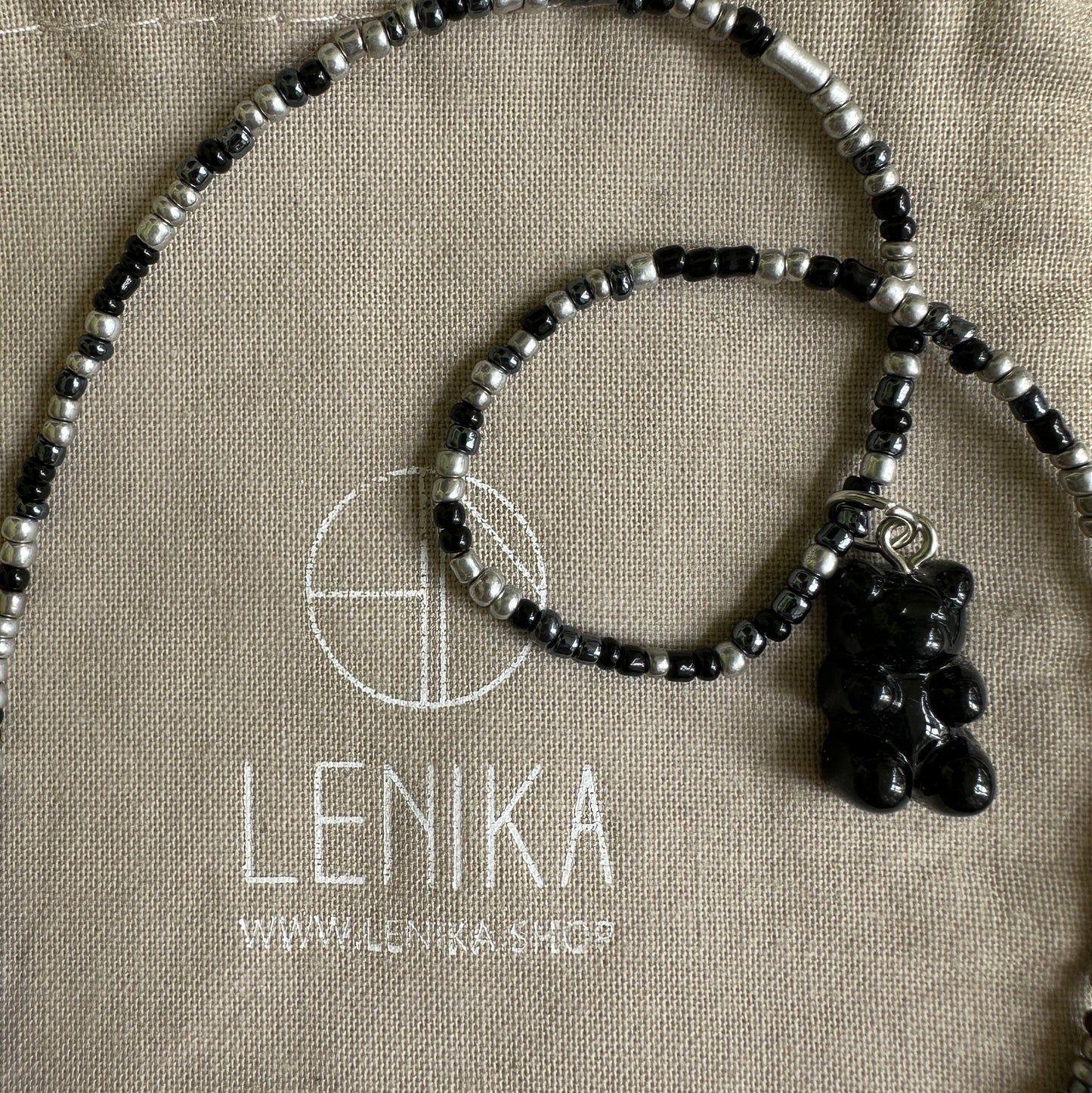 Perlen-Kette "Tinka" mit Happy Bear Anhänger in Schwarz