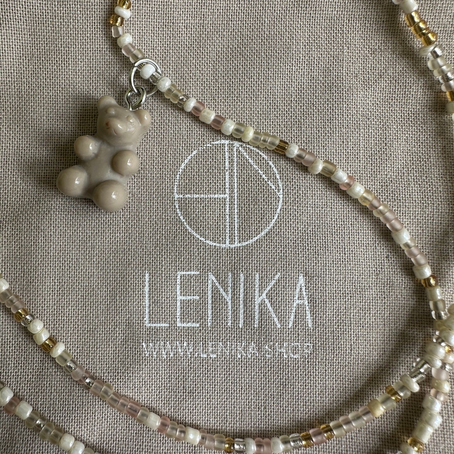Perlen-Kette "Onna" mit Happy Bear Anhänger in Beige-Grau mit Glitzer