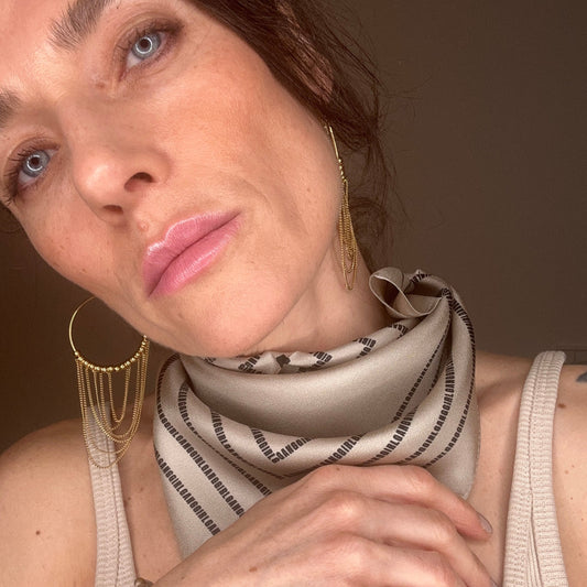 Seidentuch "GIRLGANG" aus reiner Twill-Seide in Goldbeige mit schwarzem Print