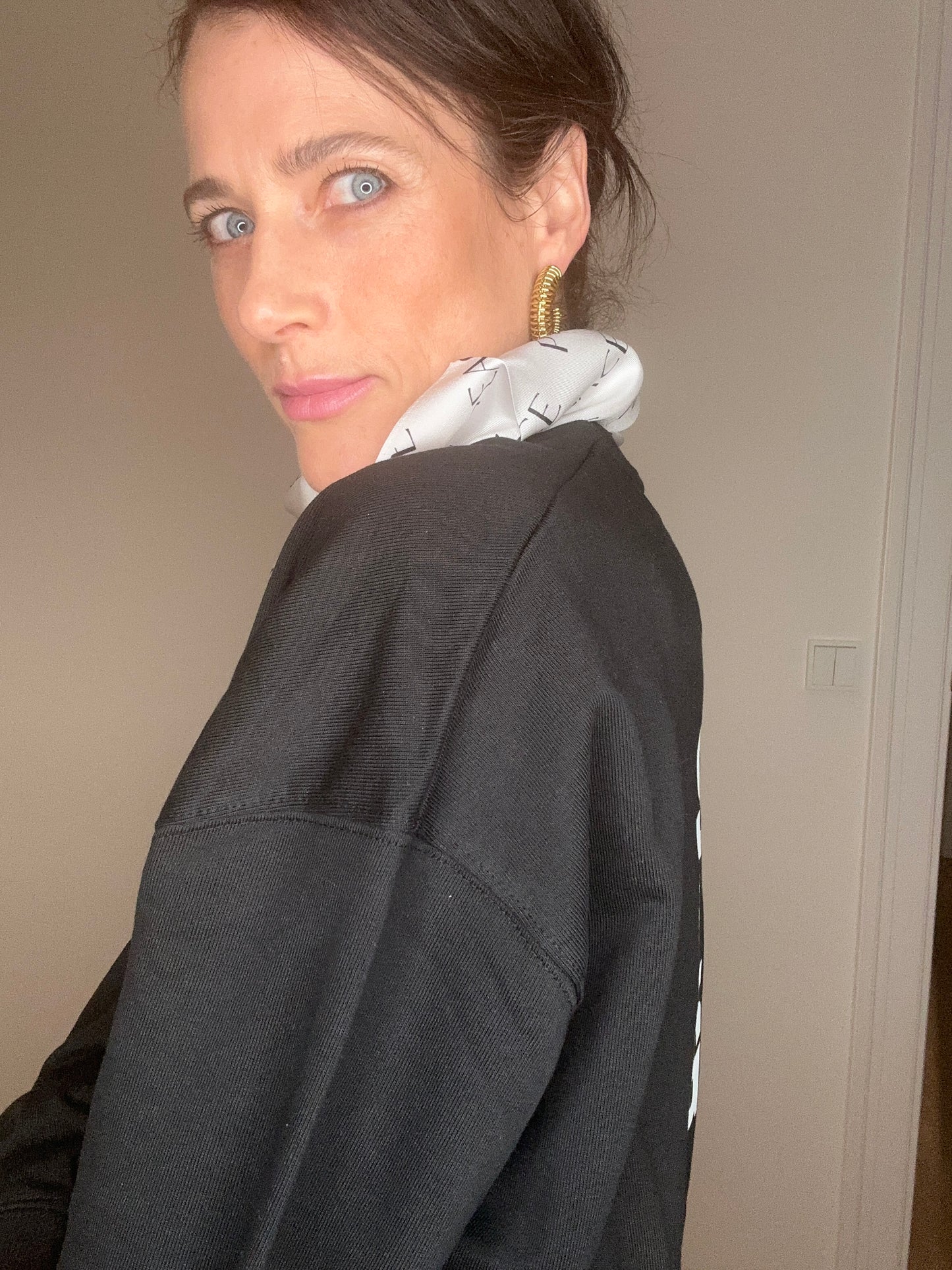 Seidentuch "PEACE 2024" aus reiner Twill-Seide in Coconut mit Schwarz