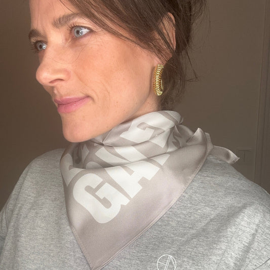 Seidentuch "SELFLOVEGANG" aus reiner Twill-Seide in Taupe und Greige