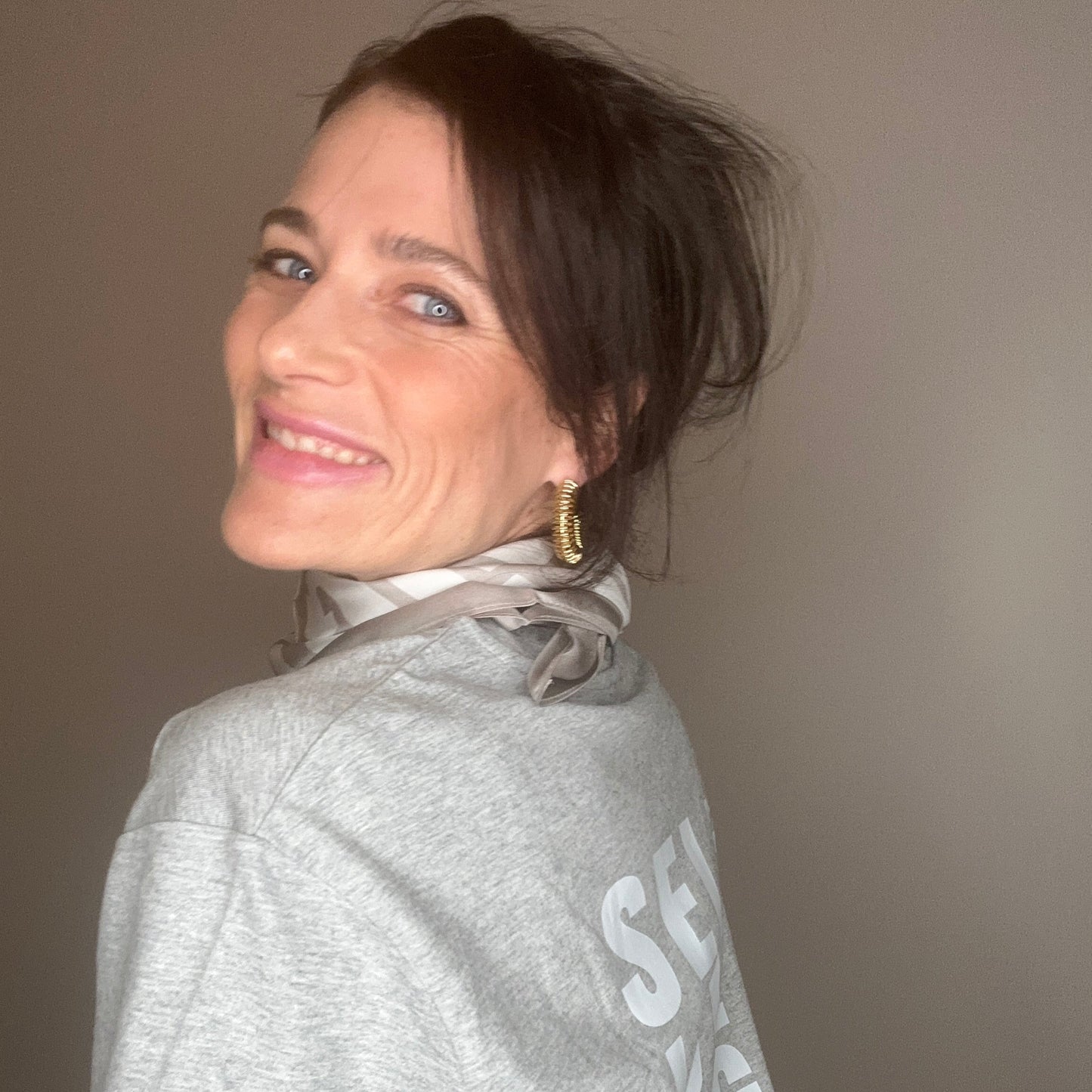 Seidentuch "SELFLOVEGANG" aus reiner Twill-Seide in Taupe und Greige