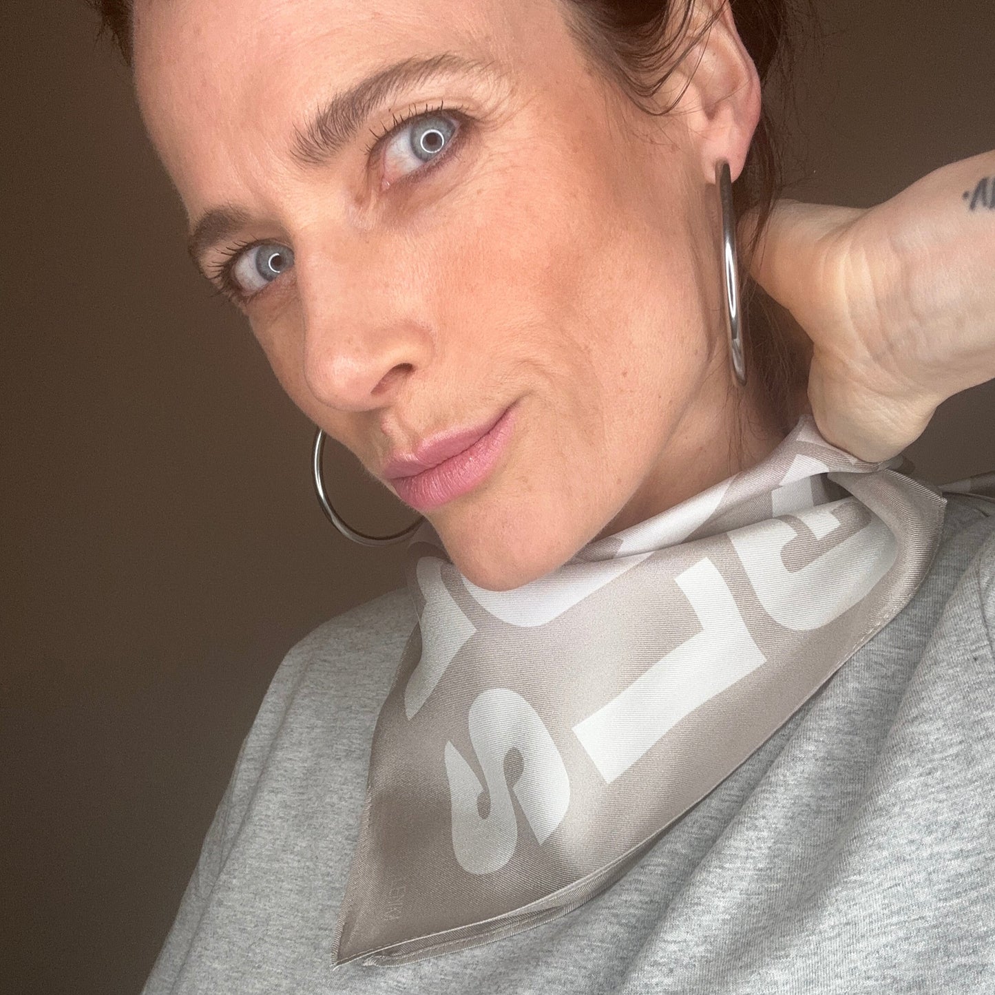 Seidentuch "SELFLOVEGANG" aus reiner Twill-Seide in Taupe und Greige
