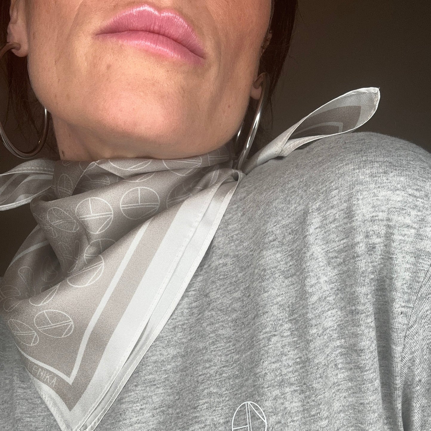 Seidentuch "LOGO" aus reiner Twill-Seide in Beige mit coconut Print