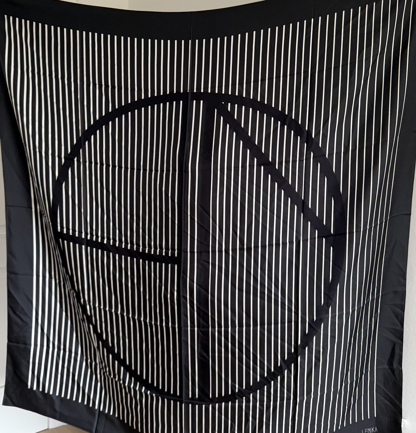 Seidentuch "LENIKA" aus reiner Twill-Seide in Schwarz mit Weiß gestreift