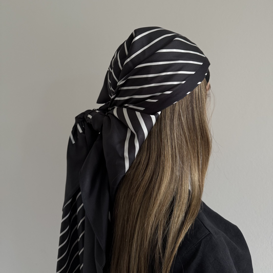 Seidentuch "LENIKA" aus reiner Twill-Seide in Schwarz mit Weiß gestreift