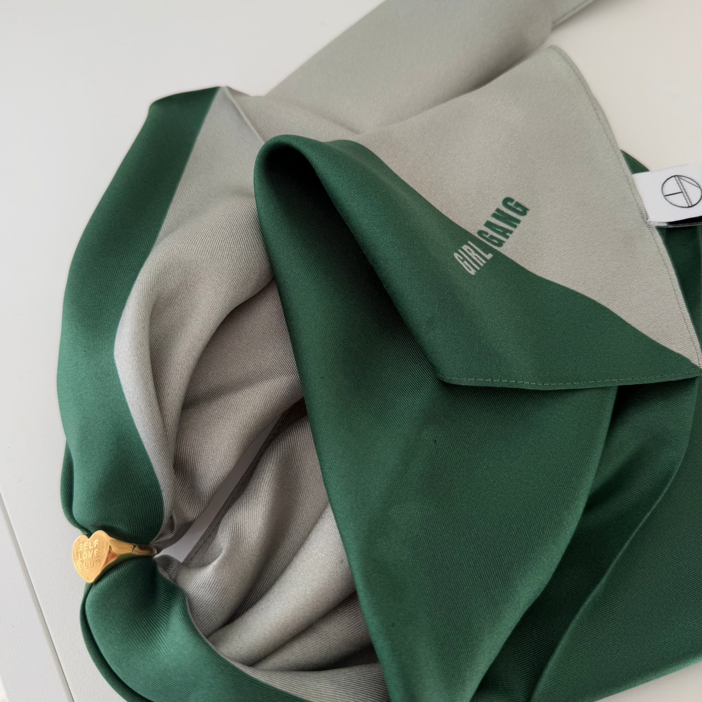 Seidentuch "GIRL / GANG" aus reiner Twill-Seide in dunklem Grün mit Greige