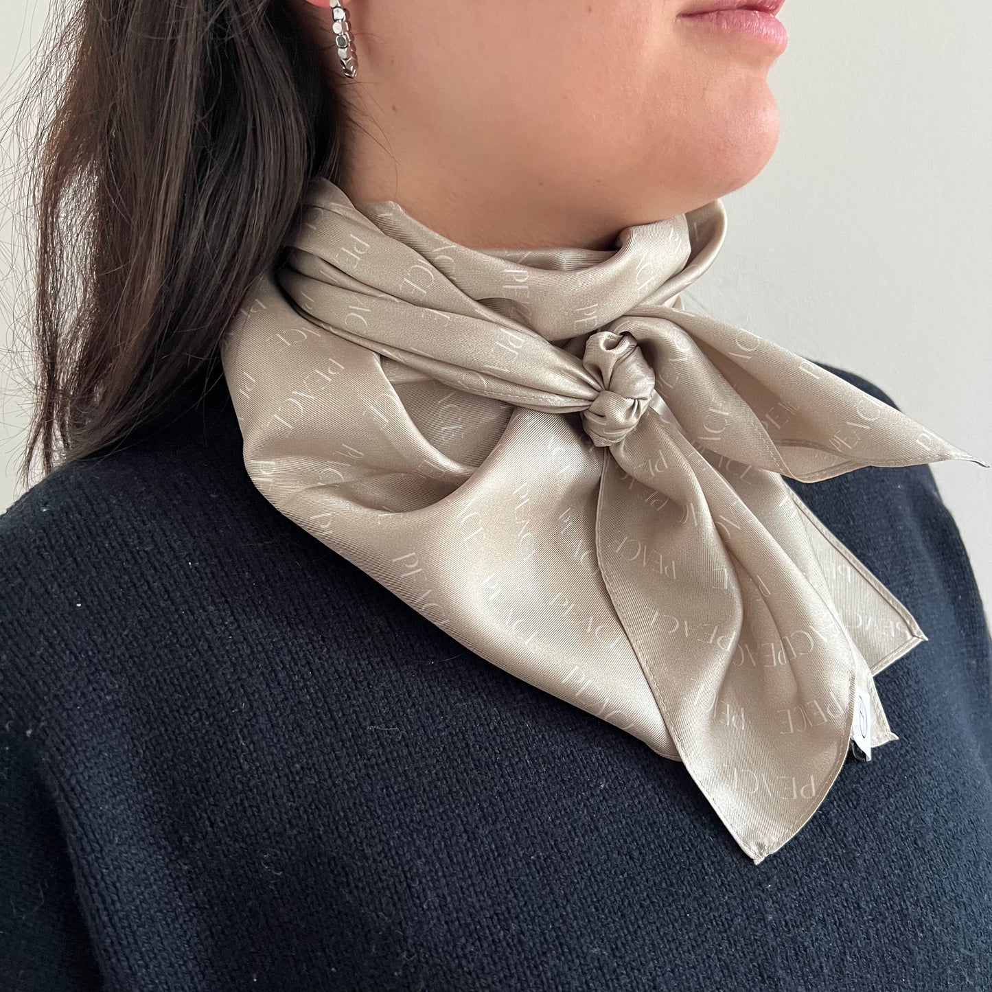 Seidentuch "PEACE 2024" aus reiner Twill-Seide in Beige-Coconut
