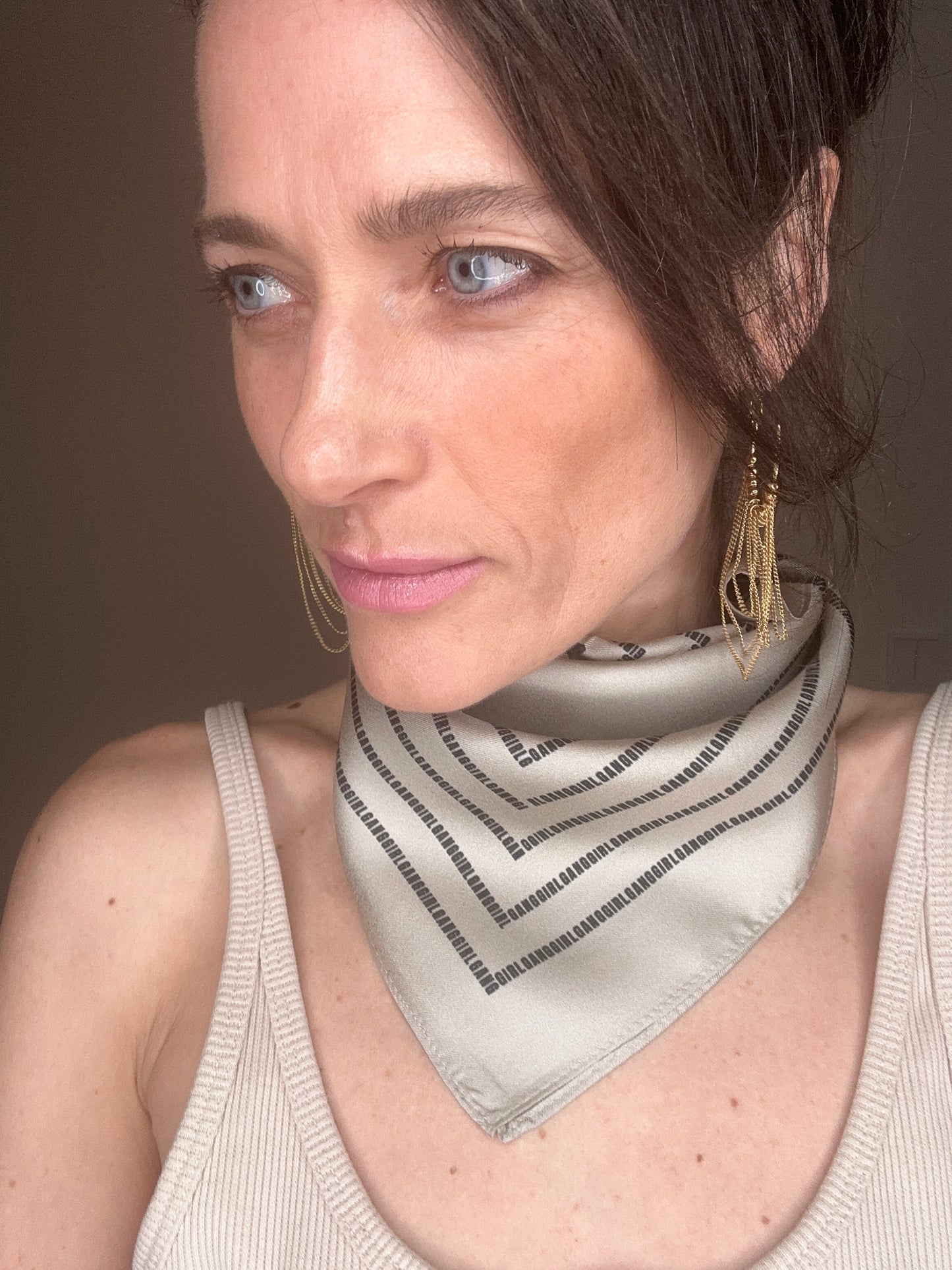Seidentuch "GIRLGANG" aus reiner Twill-Seide in Goldbeige mit schwarzem Print