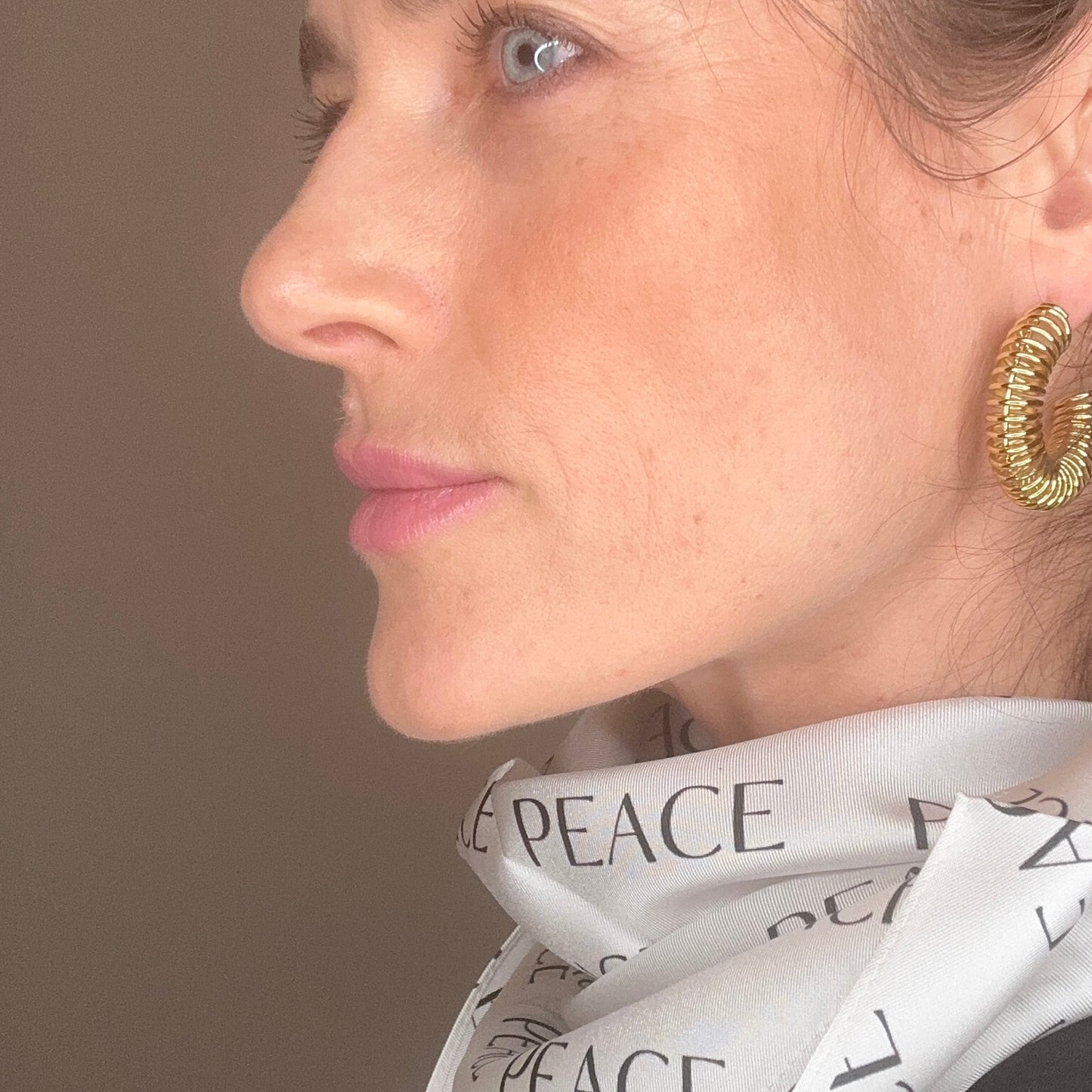 Seidentuch "PEACE 2024" aus reiner Twill-Seide in Coconut mit Schwarz