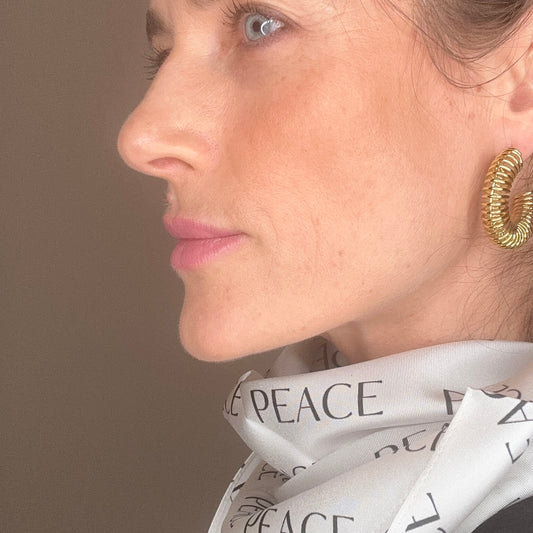 Seidentuch "PEACE 2024" aus reiner Twill-Seide in Coconut mit Schwarz