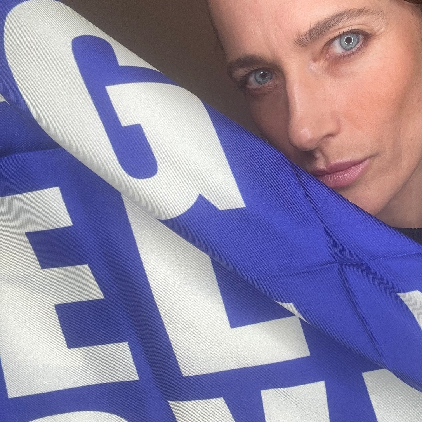 Seidentuch "SELFLOVEGANG 2024" aus reiner Twill-Seide in Blau und Coconut
