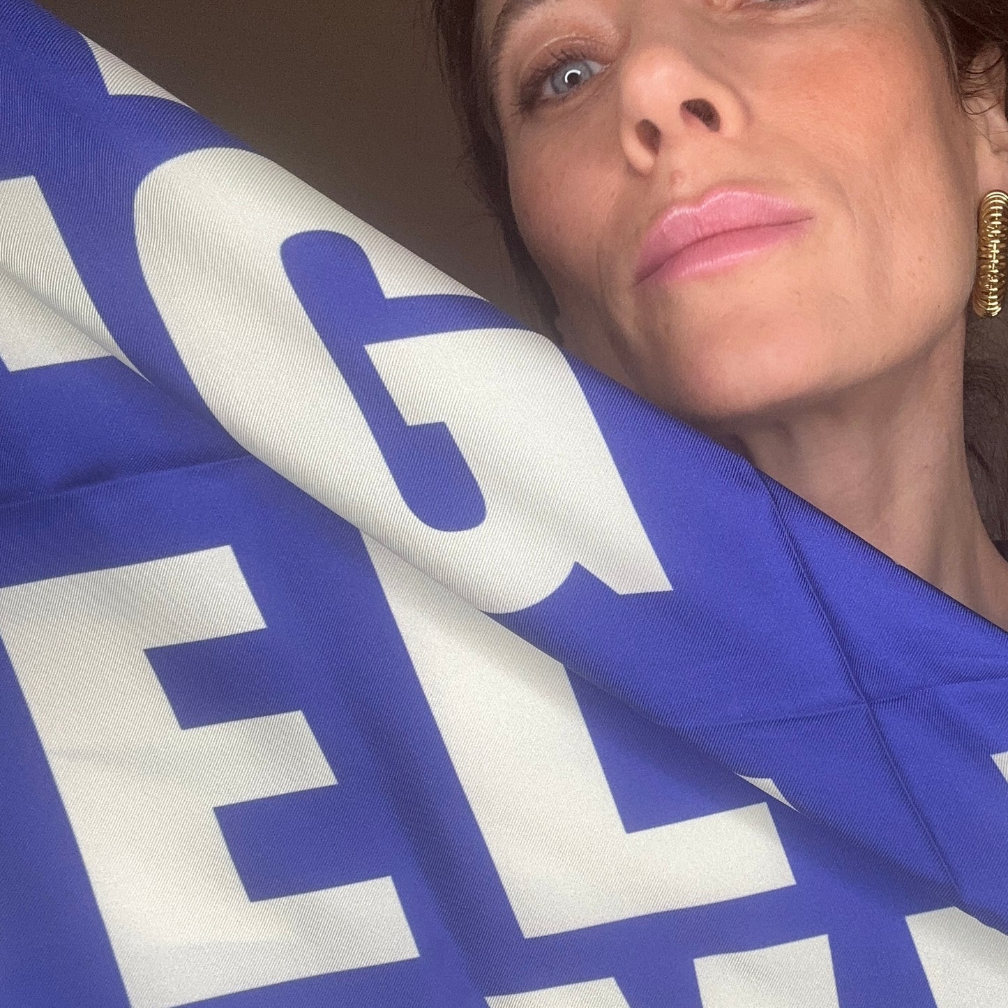Seidentuch "SELFLOVEGANG 2024" aus reiner Twill-Seide in Blau und Coconut