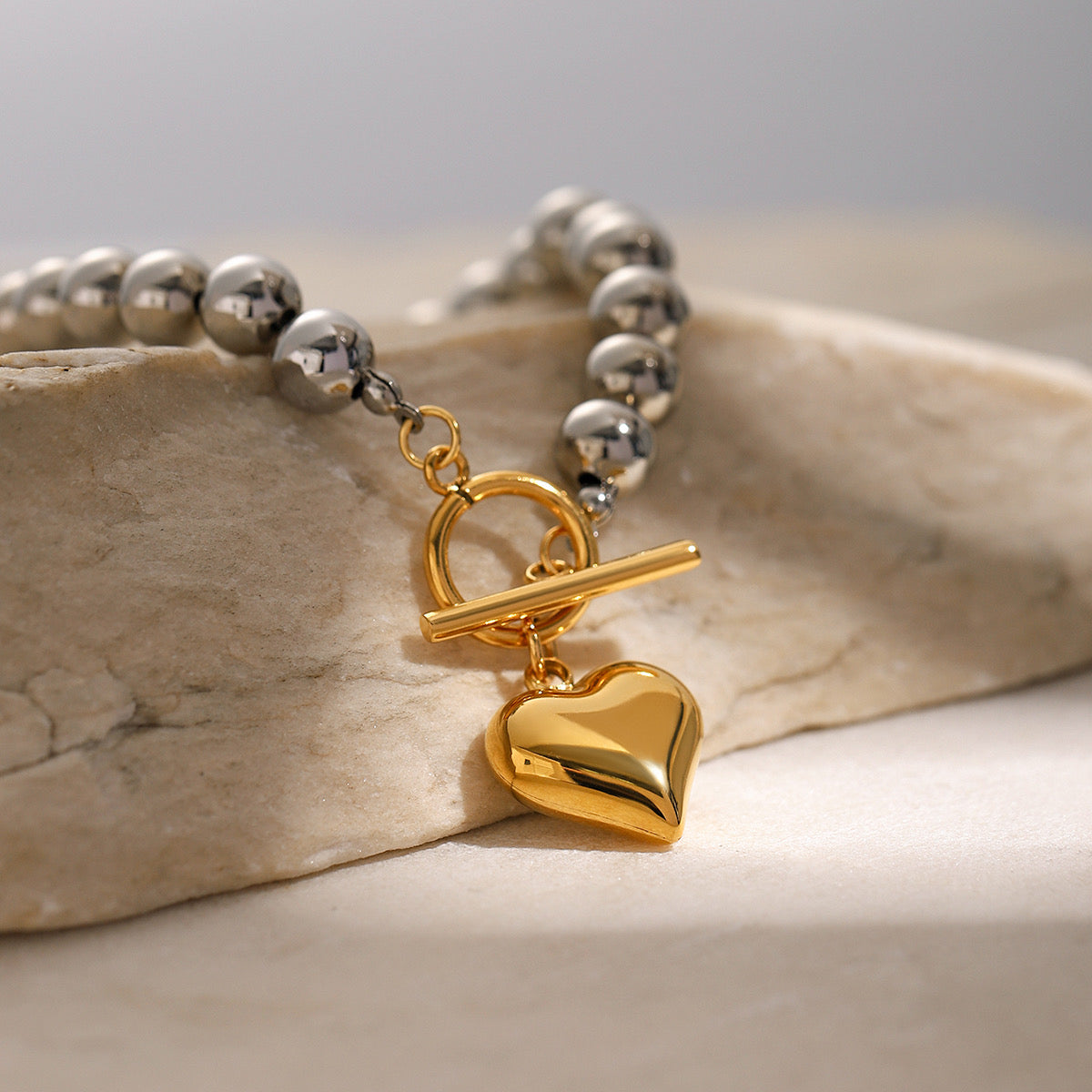 Armband "Bella" mit silbernen Perlen und goldenem Herz