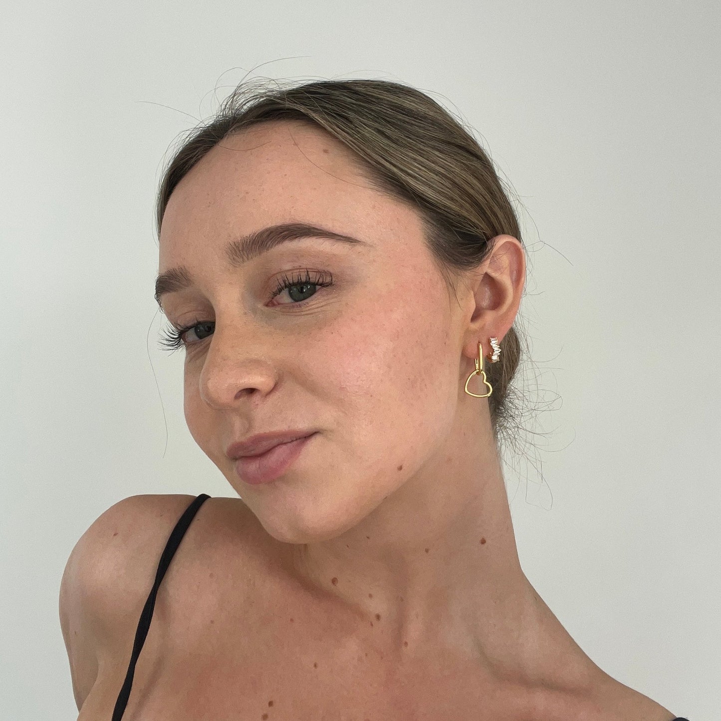 Mini Ohrringe "Finna" in Gold mit Zirkonia