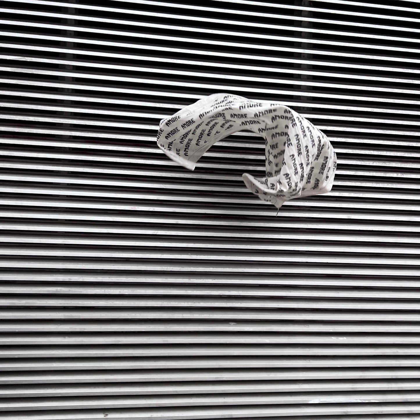 KOLLAB Tuch „AMORE" aus Bio-Baumwolle von LENIKA x BLACK WHITE GREY 2023