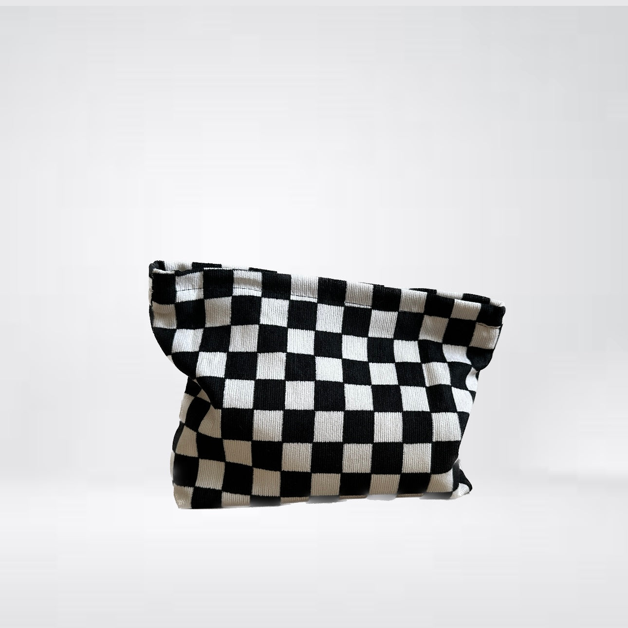 Clutch Bag Kosmetikbeutel "Checker" mit Karomuster aus Feinkord in Schwarz-Weiß