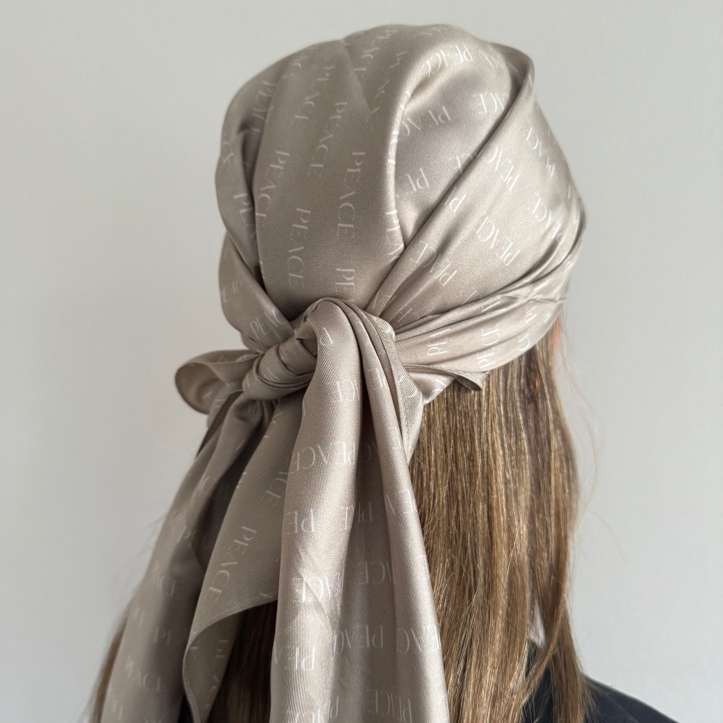 Seidentuch "PEACE 2024" aus reiner Twill-Seide in Beige-Coconut