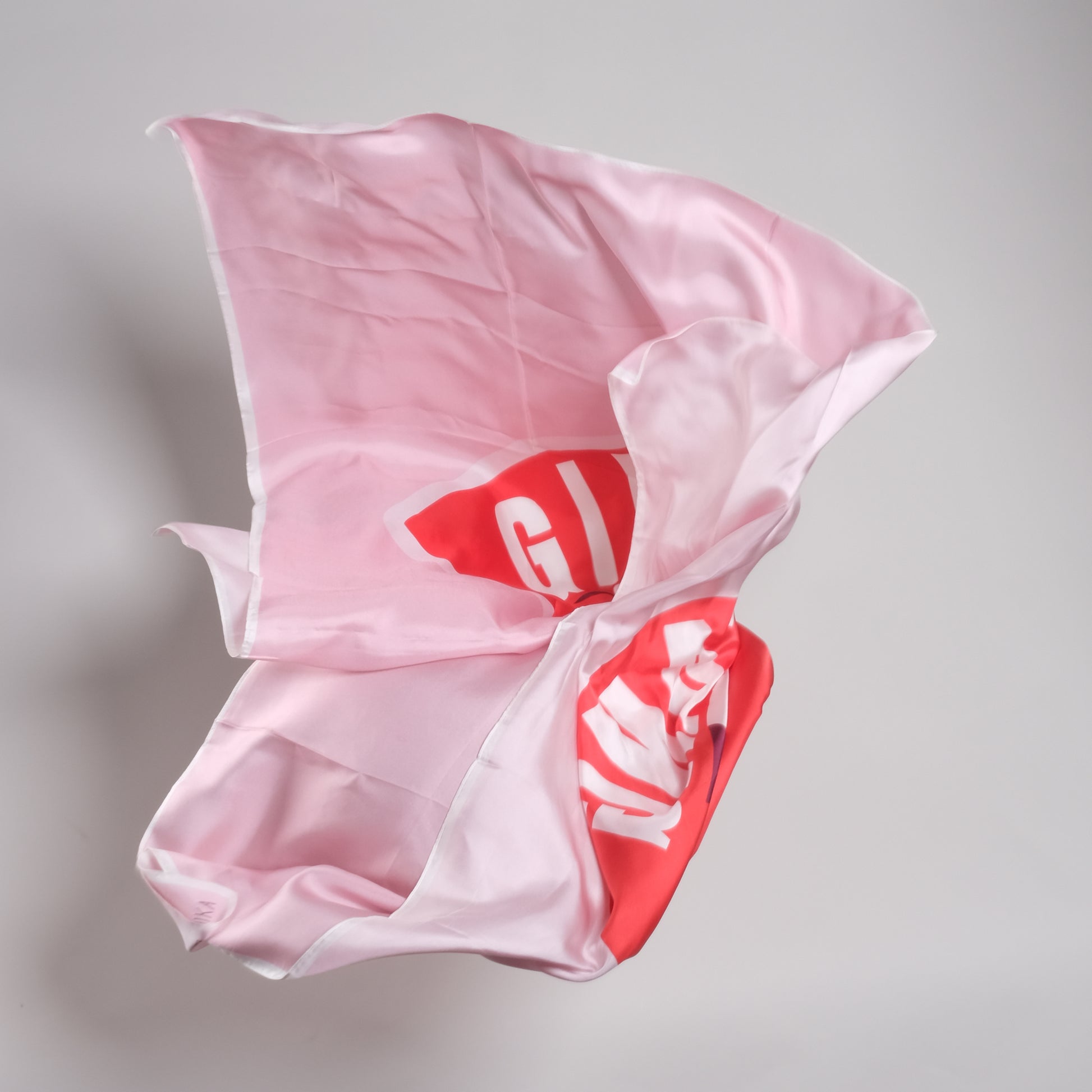 Rosa Seidentuch Halstuch „Girlgang" aus oeko-tex®-zertifizierter Seide