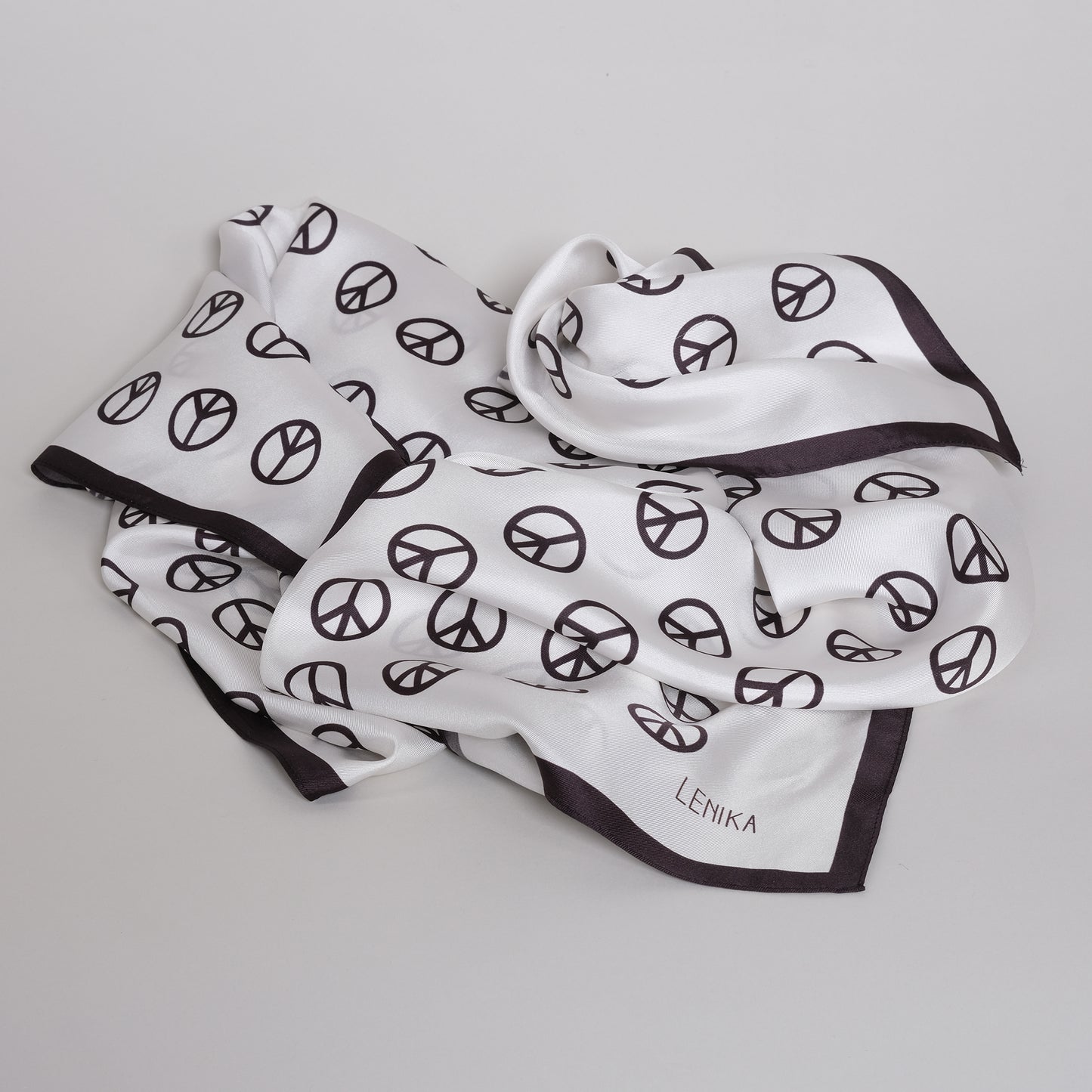 Weißes Seidentuch Halstuch "Peace" aus oeko-tex®-zertifizierter Seide