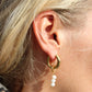 Asymmetrische chunky Creolen "Bisou" mit Süßwasserperlen in Gold